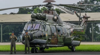 Prajurit bersiap di samping helikopter angkut berat Airbus H225M di Lanud Atang Sendjaja, Kemang, Bogor, Jumat (1/12/2023). [ANTARA FOTO/Galih Pradipta/foc]