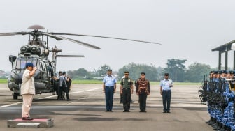 Menteri Pertahanan Prabowo Subianto (kiri) didampingi Kasau Marsekal TNI Fadjar Prasetyo (kedua kiri) memberi hormat saat prosesi jajar kehormatan saat tiba dalam acara serah terima helikopter angkut berat Airbus H225M di Lanud Atang Sendjaja, Kemang, Bogor, Jumat (1/12/2023). [ANTARA FOTO/Galih Pradipta/foc]