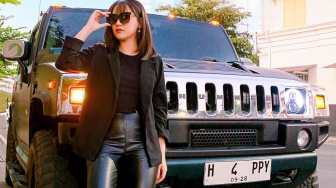 Gilga Sahid Gunakan Honda Civic Turbo, Happy Asmara Pilih Pose Depan Hummer H2