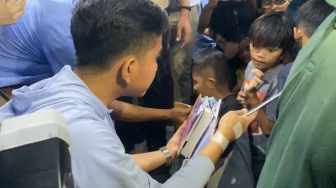 Kampanye Singkat di Penjaringan, Gibran Cuma Bagi-bagi Buku dan Susu ke Anak-anak