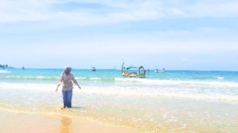 Indahnya Lautan Pasir Putih di Pantai Siring Kemuning Bangkalan