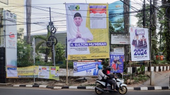 Sejumlah Alat Peraga Kampanye (APK) terpasang perempatan di Kawasan Tendean, Jakarta, Sabtu (2/12/2023). [Suara.com/Alfian Winanto]