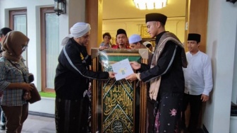 Sowan Ke Kediaman Habib Hussein Di Tuban, Kaesang Dititipi Kain Penutup Makam Rasul Untuk Jokowi