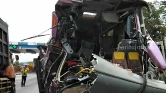 Ringsek! Bus Rombongan SMKN Bojonegoro Tabrak Dump Truk di Tol Pasuruan, 2 Orang Tewas