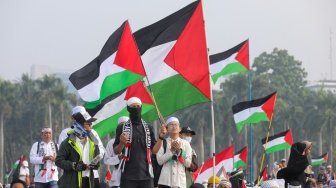 Umat Islam yang menghadiri aksi Reuni Persaudaraan Alumni (PA) 212 di kawasan Monas, Jakarta, Sabtu (2/12/2023). [Suara.com/Alfian Winanto]