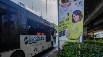 Alat Peraga Kampanye (APK) terpasang di jalur trotoar di Kawasan Senen, Jakarta, Sabtu (2/12/2023). [Suara.com/Alfian Winanto]