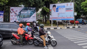 Sejumlah Alat Peraga Kampanye (APK) terpasang di jalur trotoar di Kawasan Mampang, Jakarta, Sabtu (2/12/2023). [Suara.com/Alfian Winanto]