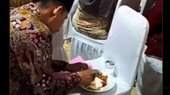 Bikin Mewek, Momen Seorang Ayah Simpan Lauk saat Makan di Hajatan