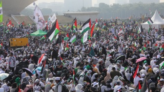 Umat Islam yang menghadiri aksi Reuni Persaudaraan Alumni (PA) 212 di kawasan Monas, Jakarta, Sabtu (2/12/2023). [Suara.com/Alfian Winanto]