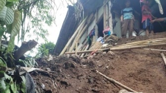 Rumah Warga Kota Batu Dilanda Tanah Longsor saat Hujan Deras