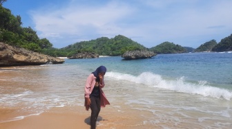 Pantai Teluk Asmara Malang: Wisata Pantai Sekaligus Lokasi Camping Favorit