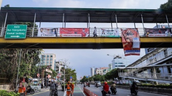 Sejumlah Alat Peraga Kampanye (APK) terpasang di Jembatan Penyeberangan Orang (JPO) di Kawasan Senen, Jakarta, Sabtu (2/12/2023). [Suara.com/Alfian Winanto]