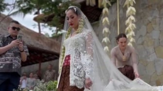 Potret Cantik BCL Nikah Bebalut Kebaya Kutu Baru, Ini Makna Kain Jumputan Merah di Perut