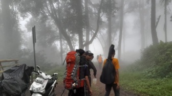 Pendaki Riau Cerita Detik-detik Erupsi Gunung Marapi: Keluar Asap, Turun Batu dari Atas