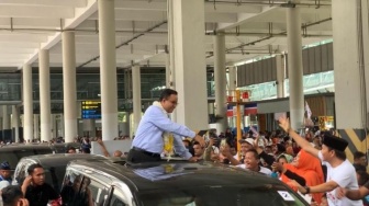 Kampanye di Medan, Anies Diserbu Ratusan Emak-emak saat Tiba di Bandara Kualanamu