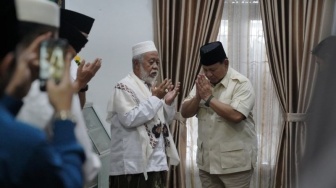 Kunjungi Ponpes Roudotul Ulum Pandegelang, Prabowo Dapat Dukungan Kyai Abuya Murtadho