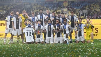 Pesepak bola Timnas Jerman mengangkat trofi juara Piala Dunia U-17 2023 usai mengalahkan Timnas Prancis pada laga final di Stadion Manahan, Solo, Jawa Tengah, Sabtu (2/12/2023). [ANTARA FOTO/Akbar Nugroho Gumay/aww]