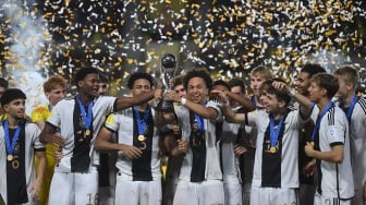 Pesepak bola Timnas Jerman mengangkat trofi juara Piala Dunia U-17 2023 usai mengalahkan Timnas Prancis pada laga final di Stadion Manahan, Solo, Jawa Tengah, Sabtu (2/12/2023). [ANTARA FOTO/Akbar Nugroho Gumay/aww]