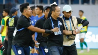 Prakk! Ricuh Suporter di Stadion Jatidiri, Kepala Bos PSIS Semarang Bocor Kena Lemparan