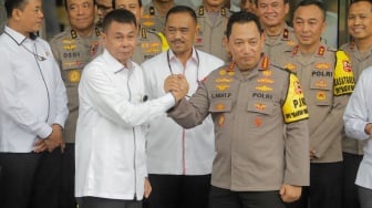 Kapolri Jendral Polisi Listyo Sigit Prabowo (kanan) berjabat tangan dengan Ketua KPK Nawawi Pomolango (kiri) usai menggelar pertemuan di Gedung Merah Putih KPK, Jakarta, Senin (4/12/2023). [Suara.com/Alfian Winanto]