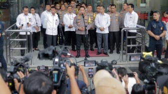 Kapolri Jendral Polisi Listyo Sigit Prabowo memberikan keterangan usai pertemuan di Gedung Merah Putih KPK, Jakarta, Senin (4/12/2023). [Suara.com/Alfian Winanto]