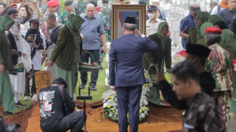 Prosesi pemakaman mantan Kepala Badan Nasional Penanggulangan Bencana (BNPB) Letjen TNI Doni di Taman Makam Pahlawan (TMP) Kalibata, Jakarta, Senin (4/12/2023). [Suara.com/Alfian Winanto]