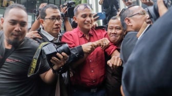 Senyum Doang, Eddy Hiariej Bungkam saat Ditanya Apakah Bakal Mundur sebagai Wamenkumham