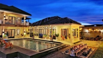 Staycation di Villa Manoko Ville Bandung, Ada Kolam Renang dan Bisa BBQ Party!