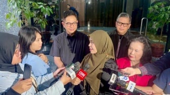 Gelar Safari Politik Ke Jabar-Jateng Demi Kemenangan Suami, Siti Atiqoh: Bukan Sekedar Kampanye