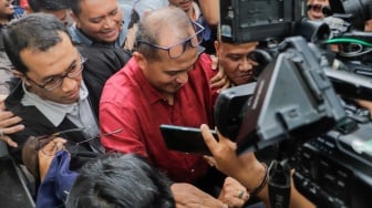 Wakil Menteri Hukum dan HAM (Wamenkumham) Edward Omar Sharif Hiariej (tengah) usai menjalani pemeriksaan di Gedung Merah Putih KPK, Jakarta, Senin (4/12/2023). [Suara.com/Alfian Winanto]