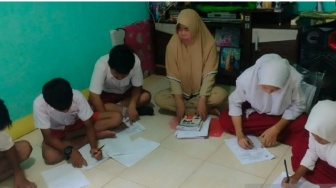 Banjir Melanda Kapus Hulu, Sejumlah Siswa SD Terpaksa Ulangan di Rumah Guru