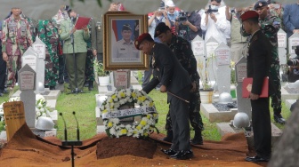 Panglima TNI Jendral Agus Subiyanto menaruh karangan bunga diatas pusara mantan Kepala Badan Nasional Penanggulangan Bencana (BNPB) Letjen TNI Doni saat prosesi pemakaman di Taman Makam Pahlawan (TMP) Kalibata, Jakarta, Senin (4/12/2023). [Suara.com/Alfian Winanto]