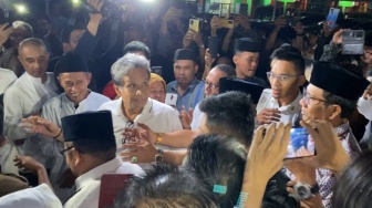 Mahfud MD Telat Datang ke Bekasi Timur, Warga Nunggu Sejak Ba'da Magrib, PKL Berharap Cuan