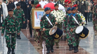 Pasukan membawa peti jenazah mantan Kepala Badan Nasional Penanggulangan Bencana (BNPB) Letjen TNI Doni Monardo untuk dimakamkan di Taman Makam Pahlawan (TMP) Kalibata, Jakarta, Senin (4/12/2023). [Suara.com/Alfian Winanto]