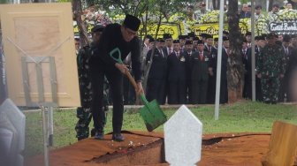 Keluarga menaruh tanah ke dalam liang lahat saat prosesi pemakaman mantan Kepala Badan Nasional Penanggulangan Bencana (BNPB) Letjen TNI Doni Monardo di Taman Makam Pahlawan (TMP) Kalibata, Jakarta, Senin (4/12/2023). [Suara.com/Alfian Winanto]