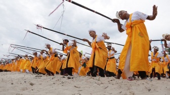 Dipentaskan Sekelompok Pria Dewasa, Ini Tarian Baris Jangkang