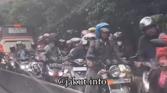 Puluhan Pemotor Nekat Lawan Arah di Jalur Busway Tanjung Priok Gegara Razia, Ada yang Berpelat Dinas TNI