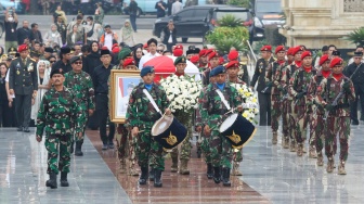 Pasukan membawa peti jenazah mantan Kepala Badan Nasional Penanggulangan Bencana (BNPB) Letjen TNI Doni Monardo untuk dimakamkan di Taman Makam Pahlawan (TMP) Kalibata, Jakarta, Senin (4/12/2023). [Suara.com/Alfian Winanto]