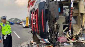 Bus Tentrem Kecelakaan Tabrak Truk Hingga Terguling di Tol Sidoarjo, 7 Penumpang Terluka