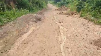 Warga Pedalaman Lebak Keluhkan Kondisi Jalan Rusak Parah