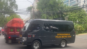 3 Mobil Polisi Keluar usai Geledah Apartemen Firli Bahuri di Darmawangsa Jaksel, Ada Barbuk yang Disita?