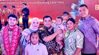 5 Potret Haji Isam Bersama Istri dan Anak-anaknya, Keluarga Crazy Rich Selalu Kompak