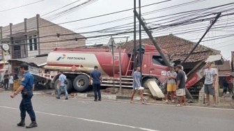 Truk Tangki Petamina Kecelakaan di Gardu Tanjak Pandeglang