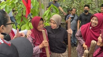 Momen Istri Ganjar Berjoget Diiringi Tabuhan Lesung Saat Bertemu Perempuan Tani-Muslimat Kulon Progo