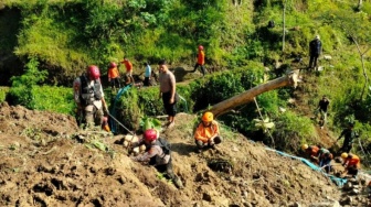 Duh! Seorang Lansia di Wonogiri Tertimbun Tanah Longsor, Tim SAR Terus Lakukan Pencarian