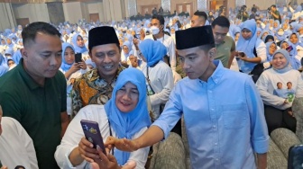 Pakai Peci Hitam-Kemeja Biru, Gibran Bantu Ibu-ibu yang Ajak Selfie