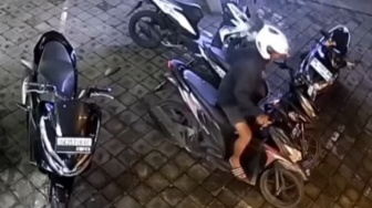 Pencuri Helm di Jalan Raya Semat Berawa Terekam CCTV, Netizen: Ke Bali Jadi Maling