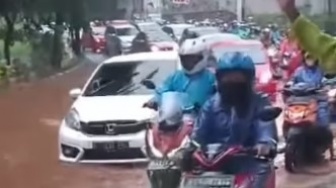 Hujan Terjang Kota Depok, Jalan Arah Simpang Juanda Margonda Tergenang Banjir