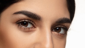 2 Teknik Melentikkan Bulu Mata Natural, Tidak Perlu Eyelash Extension Lagi!