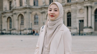 OOTD Syar'i Natasha Rizky di Jepang, Curi Perhatian Tenteng Tas Branded Puluhan Juta